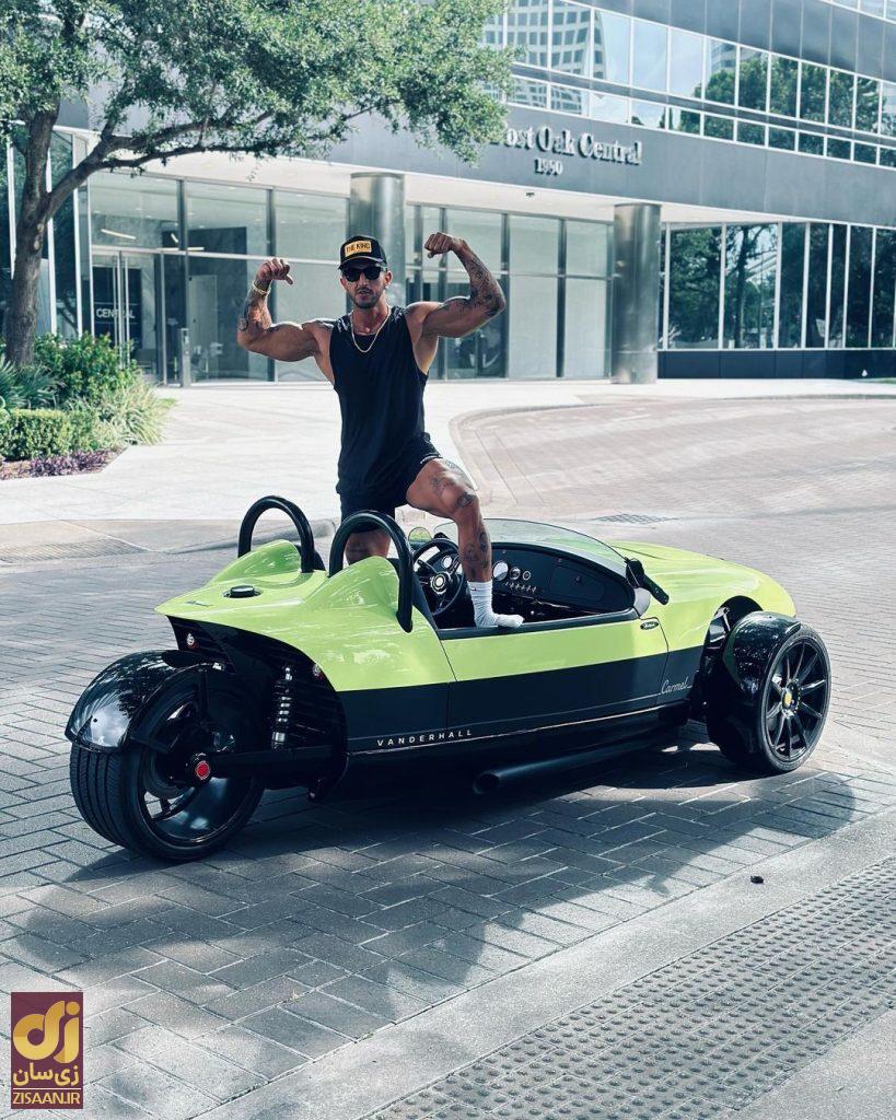 آیسان اسلامی سوار بر یک سه چرخه سبز رنگ لاکچری