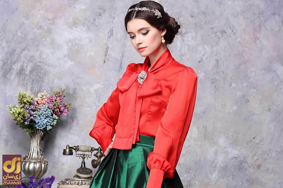 استایل ویژه شب یلدا یک زن با لباس قرمز و دامن سبز در یک دکور قدیمی