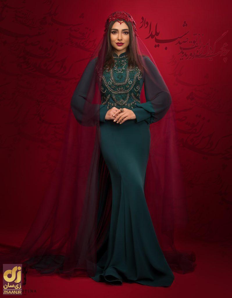 زنی با لباس سنتی ایرانی برای شب یلدا در پس زمینه این با شعرهایی درباره شب یلدا