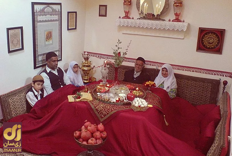 تصویری قدیمی از یک خانواده در زیر کرسی در شب یلدا