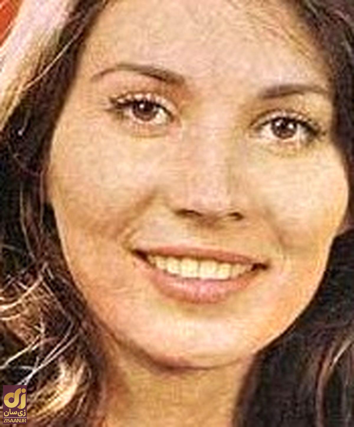 نمایی بسیاز نزدیک از صورت پروانه معصومی در جوانی