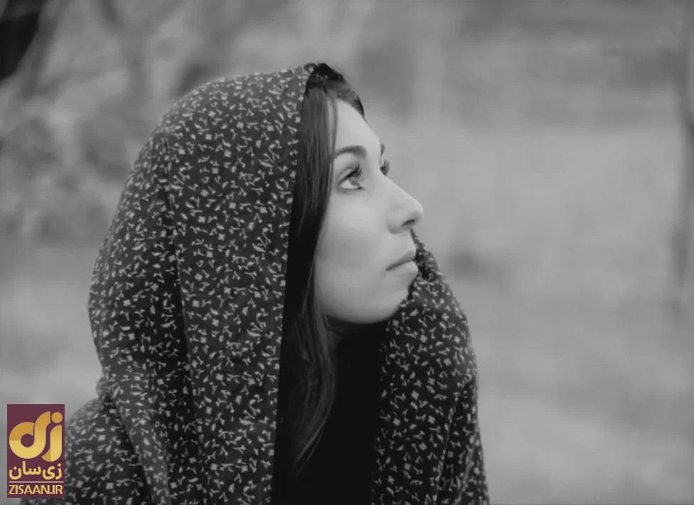 پروانه معصومی در جوانی با یک چادر گل گلی