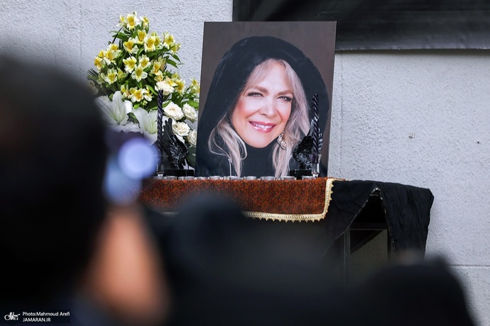(تصاویر) گزارش تصویری از تشییع بیتا فرهی (تصاویر) گزارش تصویری از تشییع بیتا فرهی