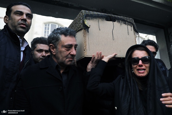 (تصاویر) گزارش تصویری از تشییع بیتا فرهی (تصاویر) گزارش تصویری از تشییع بیتا فرهی