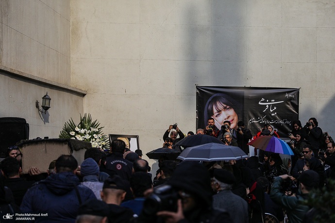 (تصاویر) گزارش تصویری از تشییع بیتا فرهی (تصاویر) گزارش تصویری از تشییع بیتا فرهی