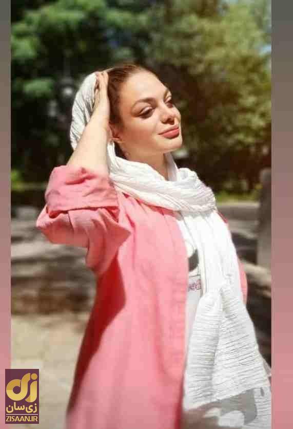 مونا ثریابین دختر فوتبالیست ملوانی با مانتو صورتی و شال سفید