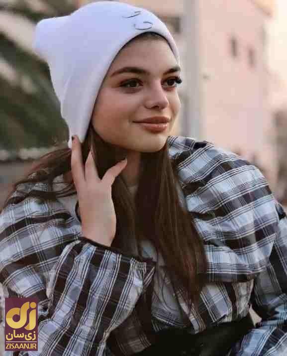 مونا ثریابین دختر فوتبالیست ملوانی بدون حجاب و با کلاه سفید