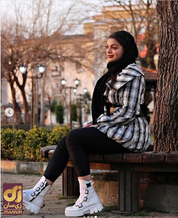 تصویری از اینستاگرام مونا ثریابین دختر فوتبالیست ملوانی با مانتو راه راه و کفش سفید ساق بلند