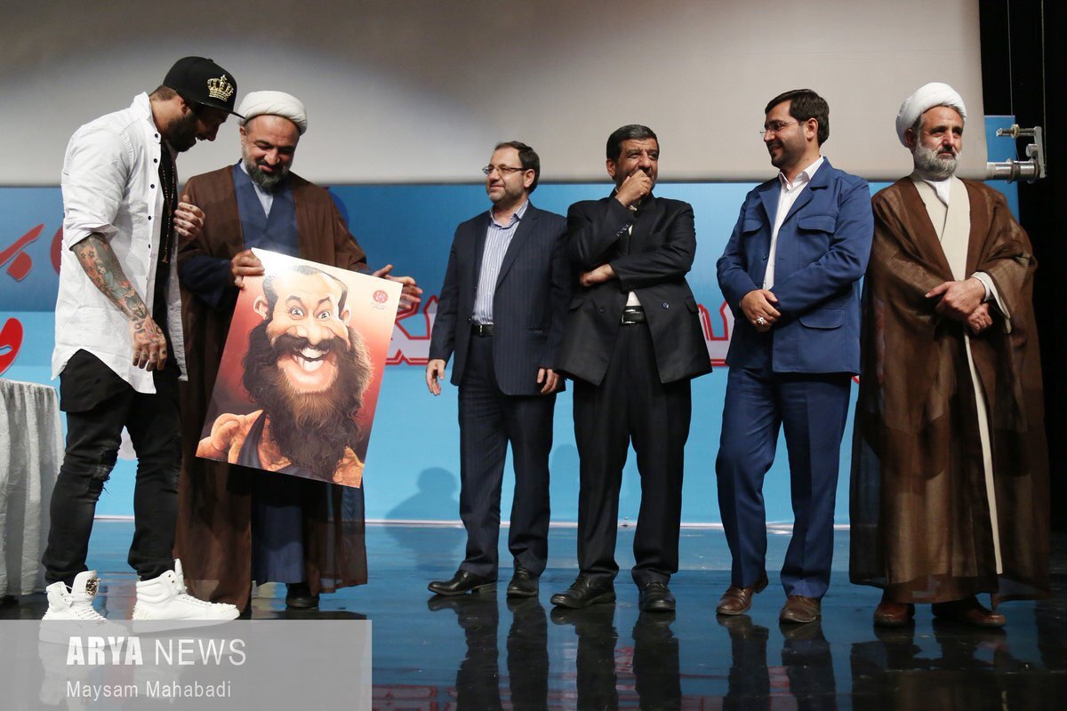 عکس دسته جمعی و قدیمی اصولگرایان با امیر تتلو! امیر تتلو در کنار اصولگرایان که کاریکاتور او را به او میدهند