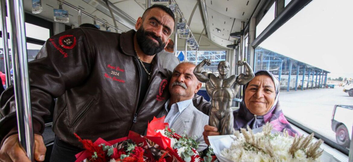 بوسه‌های احساسی هادی چوپان بر پیشانی مادرش + تصاویر