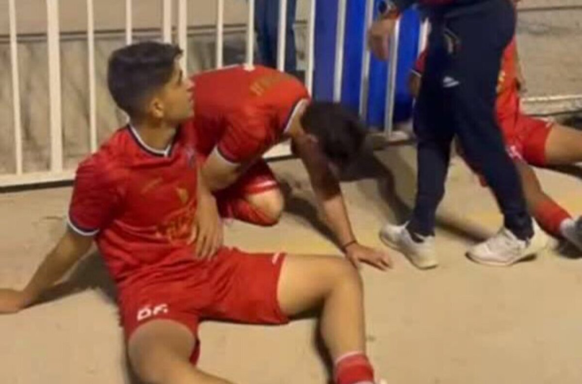 (عکس) اولین تصویر منتشر شده از دستگیری عامل انتشار اسپری فلفل در ورزشگاه شیراز