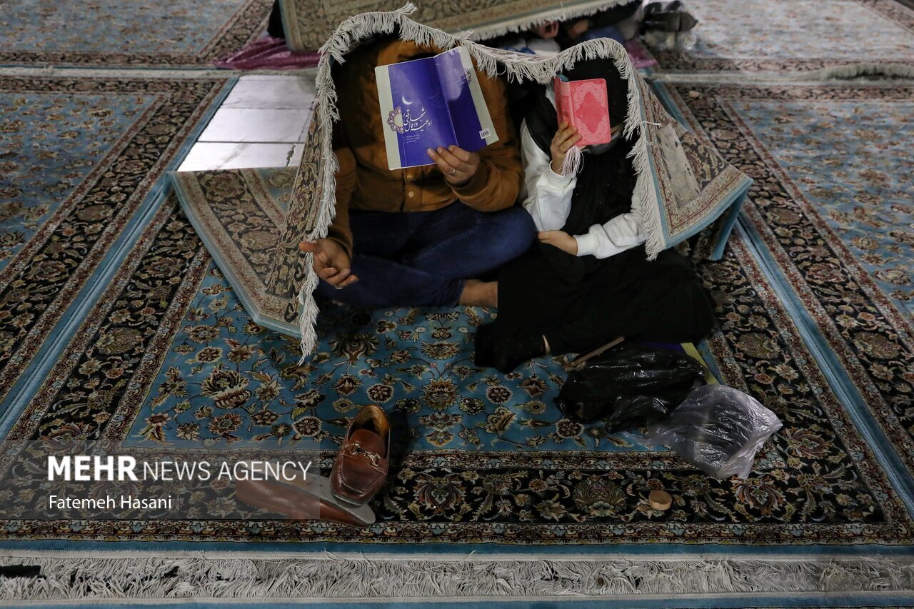 عکسی از مراسم احياى شب نوردهم ماه مبارک رمضان