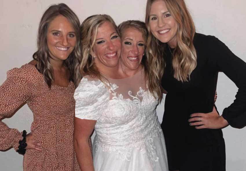 انتشار تصاویری از مراسم ازدواج دوقلو‌های به هم چسبیده با یک سرباز آمریکایی