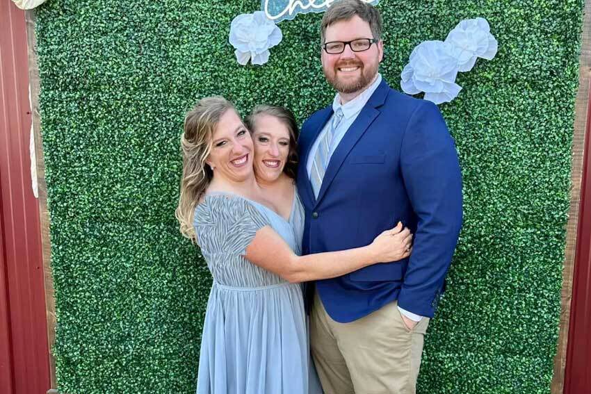 انتشار تصاویری از مراسم ازدواج دوقلو‌های به هم چسبیده با یک سرباز آمریکایی