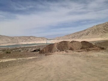 (عکس) مسدود کردن عجیب مسیر ورودی به دریاچه سدالغدیر ساوه در روز طبیعت