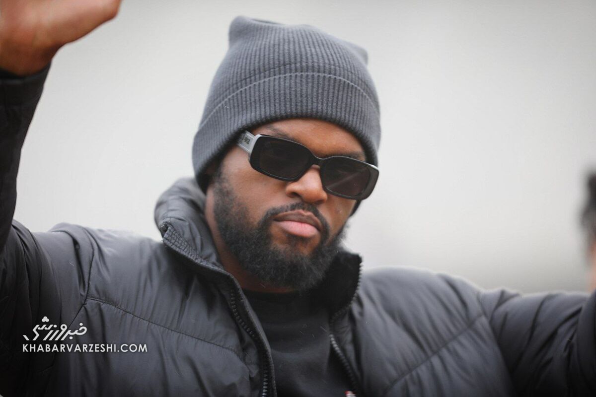 کوین یامگا با عینک دودی