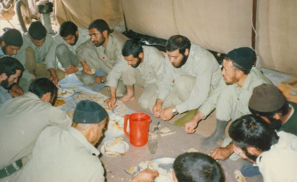 تصاویری از شهید زاهدی در جمع رزمندگان تیپ ۴۴ حضرت قمربنی هاشم (ع) تصاویری از شهید زاهدی در جمع رزمندگان تیپ ۴۴ حضرت قمربنی هاشم (ع)