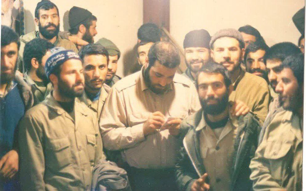 تصاویری از شهید زاهدی در جمع رزمندگان تیپ ۴۴ حضرت قمربنی هاشم (ع) تصاویری از شهید زاهدی در جمع رزمندگان تیپ ۴۴ حضرت قمربنی هاشم (ع)