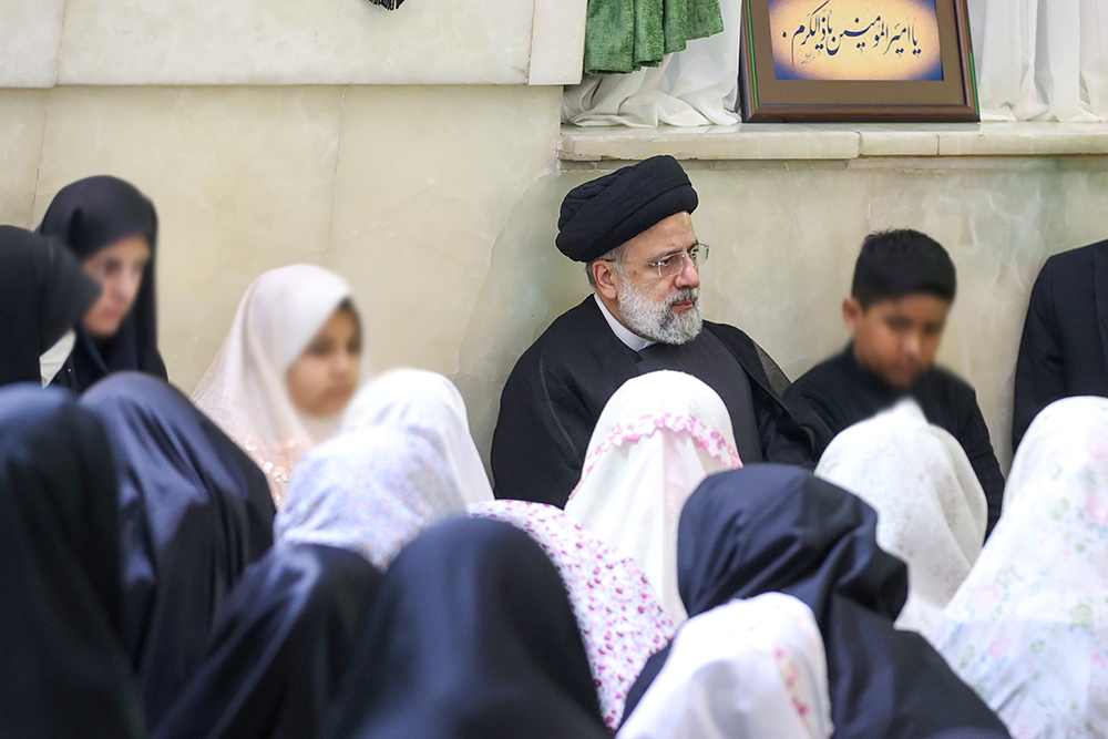 (عکس) تصویری پربازدید از رئیسی در دیدار با کودکان