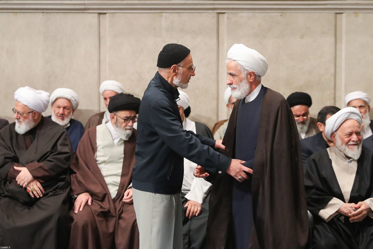 عکسی متفاوت از باهنر و میرسلیم در حاشیه دیدار مسئولان با رهبری عکسی متفاوت از باهنر و میرسلیم در حاشیه دیدار مسئولان با رهبری