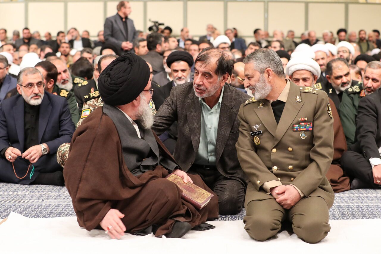 عکسی متفاوت از باهنر و میرسلیم در حاشیه دیدار مسئولان با رهبری عکسی متفاوت از باهنر و میرسلیم در حاشیه دیدار مسئولان با رهبری