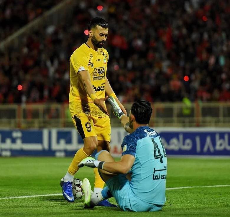 (عکس) خداحافظی رامین رضاییان با صورتی‌ معروف و پوشیدن رنگ آبی!