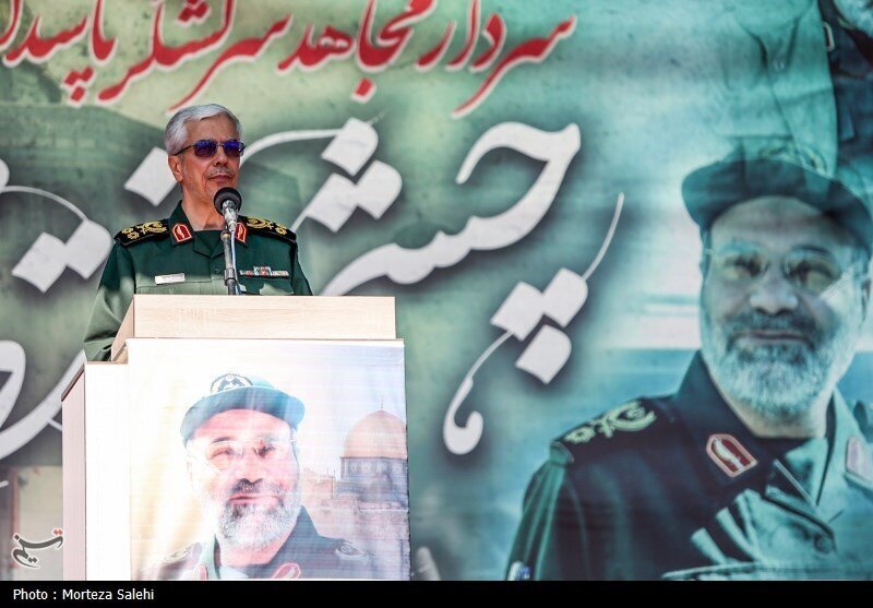 تصاویری از چهره‌های غمگین سردار قاآنی و سردار سلامی در مراسم تشییع پیکر شهید زاهدی