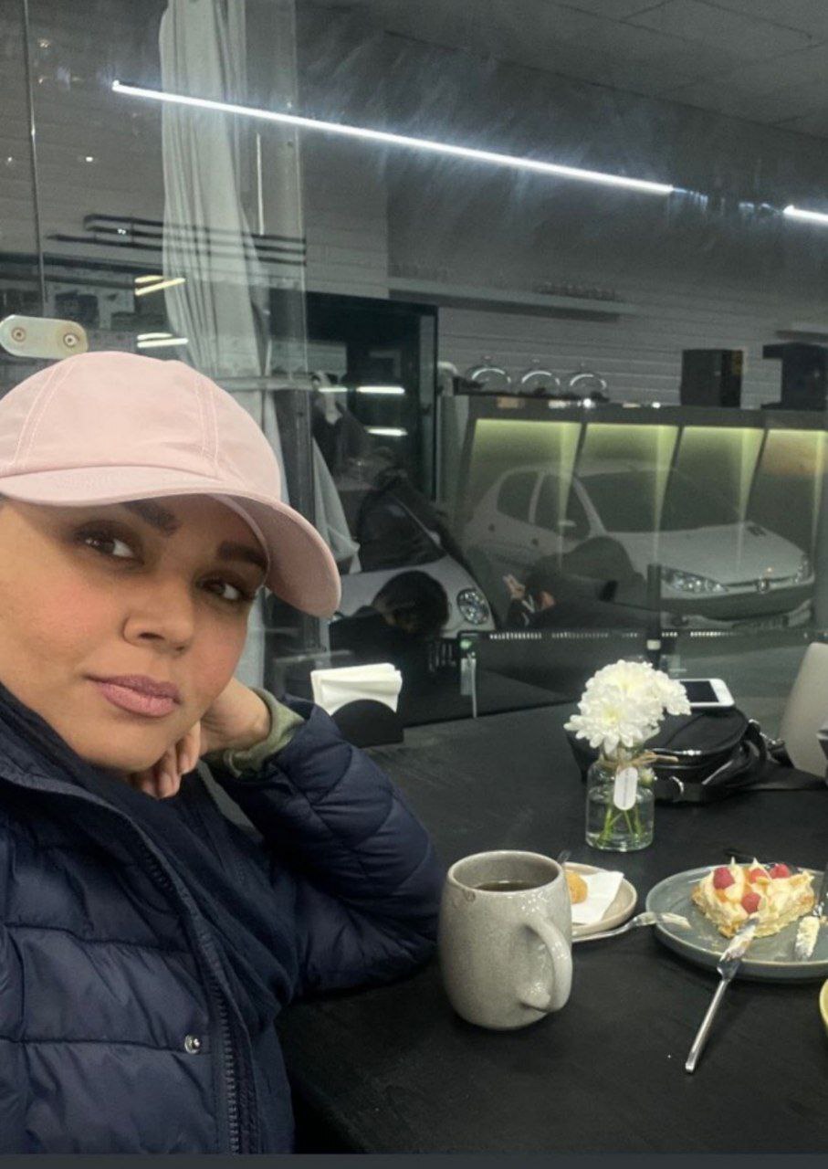 عکس شیرین سریال نون خ در یک رستوران با یک حجاب متفاوت