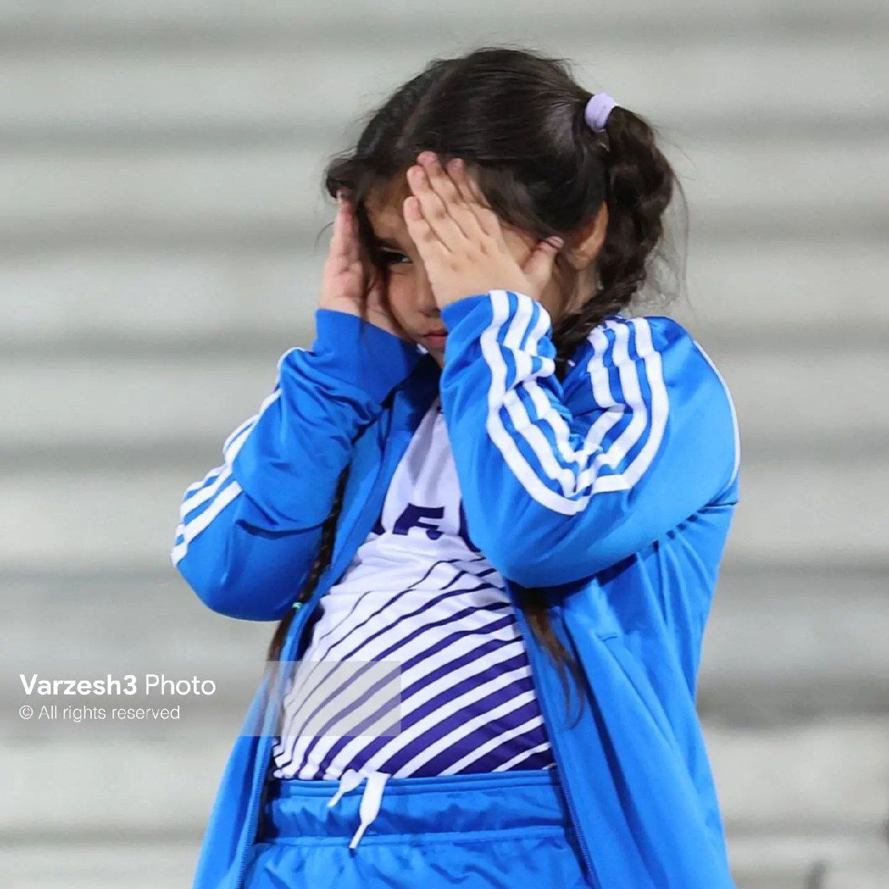 واکنش‌های جالب نکونام و دخترش نسبت به اتفاقات دیدار استقلال و مس +تصاویر