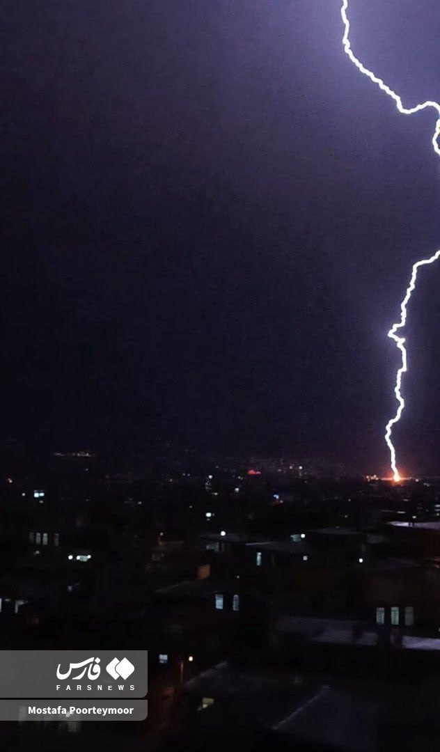 لحظه هولناک اصابت صاعقه به زمین در ایلام + عکس