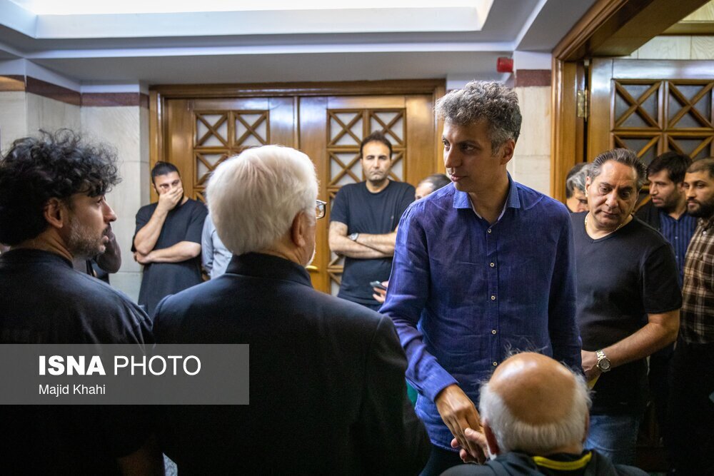 (عکس) عادل فردوسی‌پور و کریم باقری در مراسم ختم رضا داوودنژاد