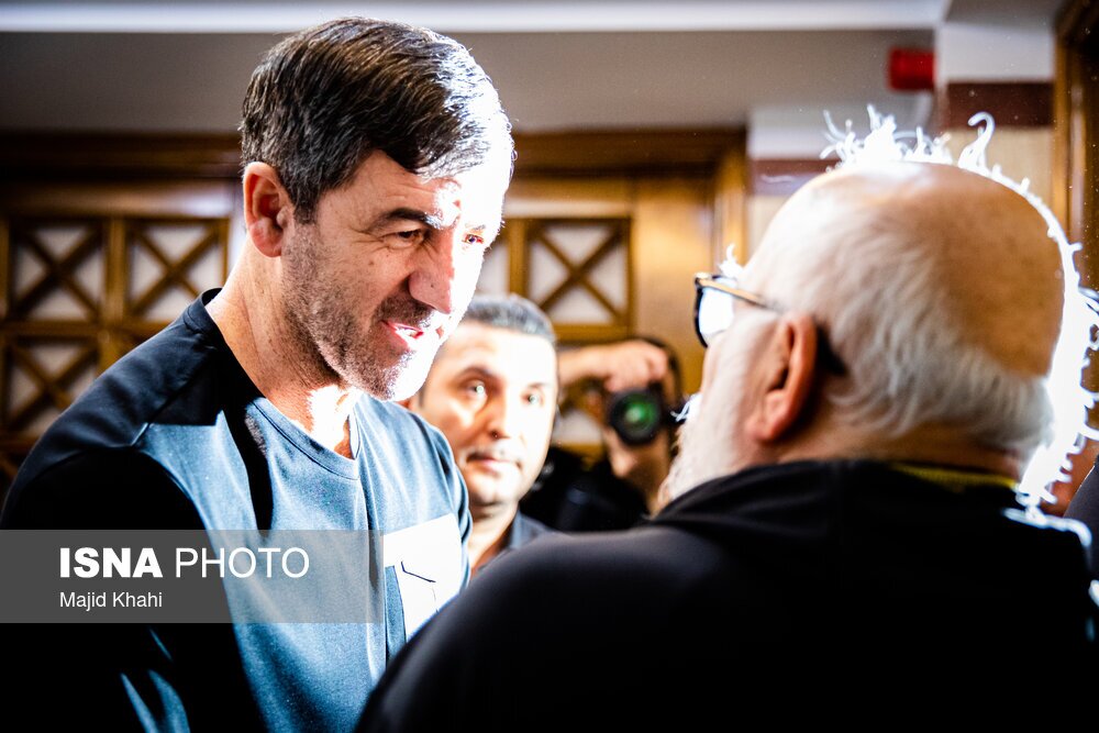 (عکس) عادل فردوسی‌پور و کریم باقری در مراسم ختم رضا داوودنژاد