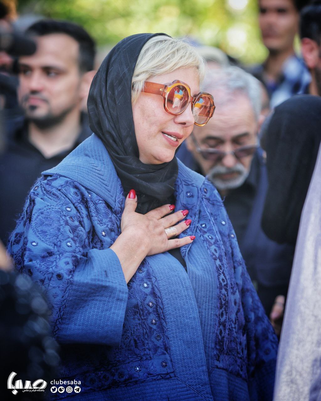 (عکس) پوشش متفاوت زهرا داوودنژاد در مراسم ختم برادرش