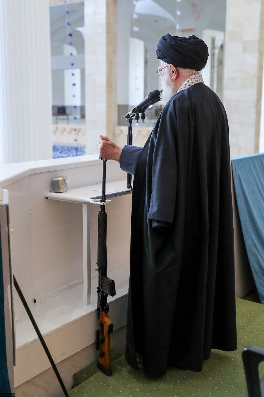 (عکس) تفنگ خاصی که امروز رهبر انقلاب در دست داشتند چه بود؟