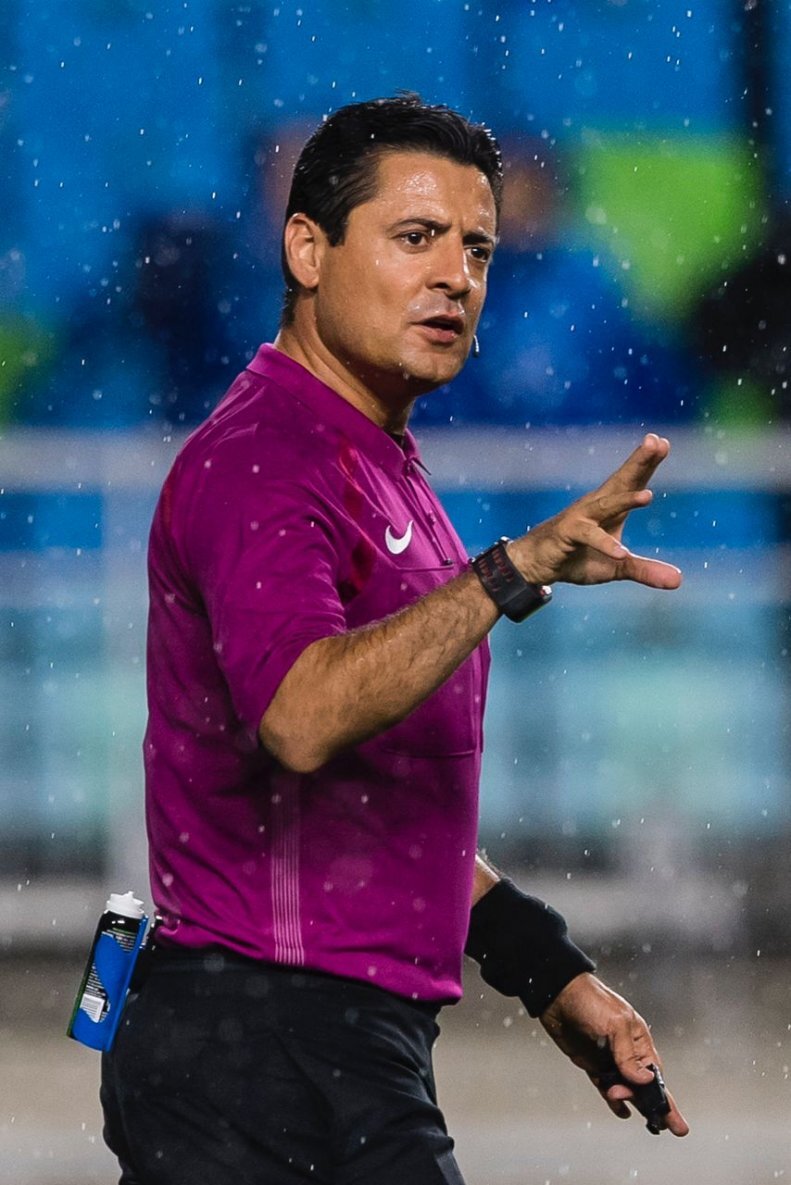 فغانى داور بازى برگشت نیمه نهایى شرق آسیا شد