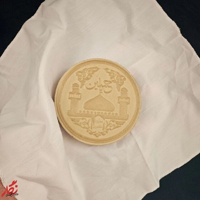 (عکس) مهر و سجاده‌ رهبر انقلاب برای نماز عید فطر به چه کسی رسید؟