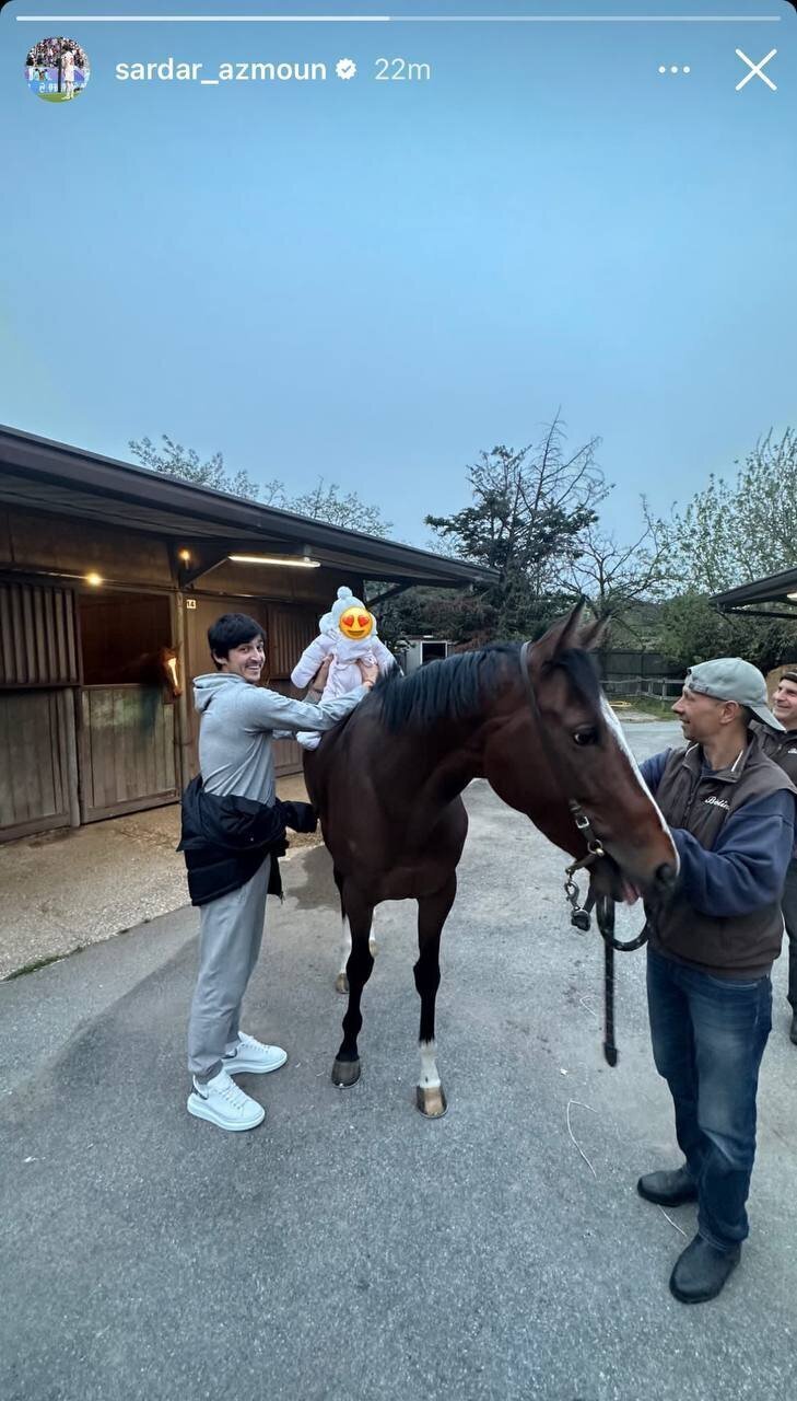 (عکس) اسب سواری ستاره تیم ملی ایران با دختر ۶ ماهه اش (عکس) اسب سواری ستاره تیم ملی ایران با دختر ۶ ماهه اش