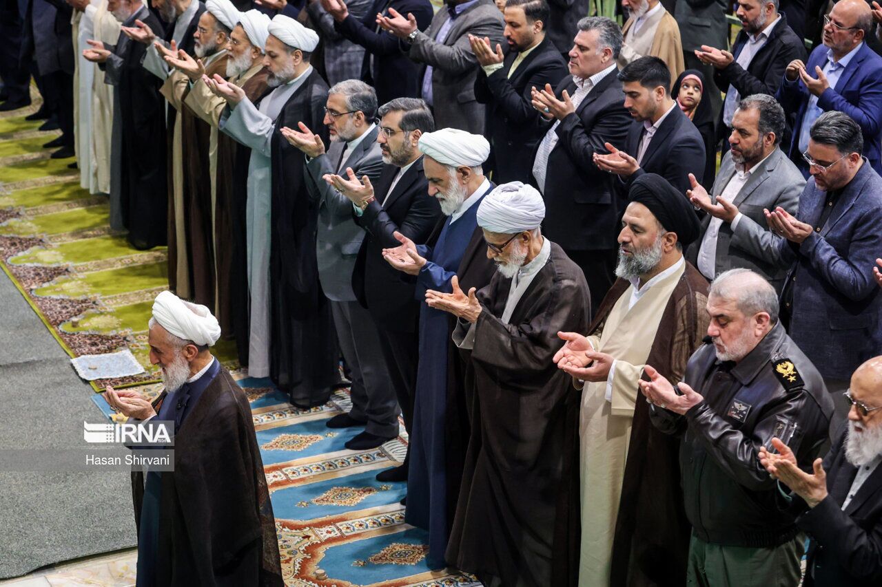 (عکس) کدام مقامات پشت سر کاظم صدیقی نماز جمعه خواندند؟