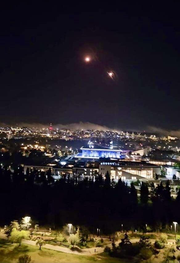 (عکس) عبور موشکهای ایرانی از فراز پارلمان اسرائیل (عکس) عبور موشکهای ایرانی از فراز پارلمان اسرائیل