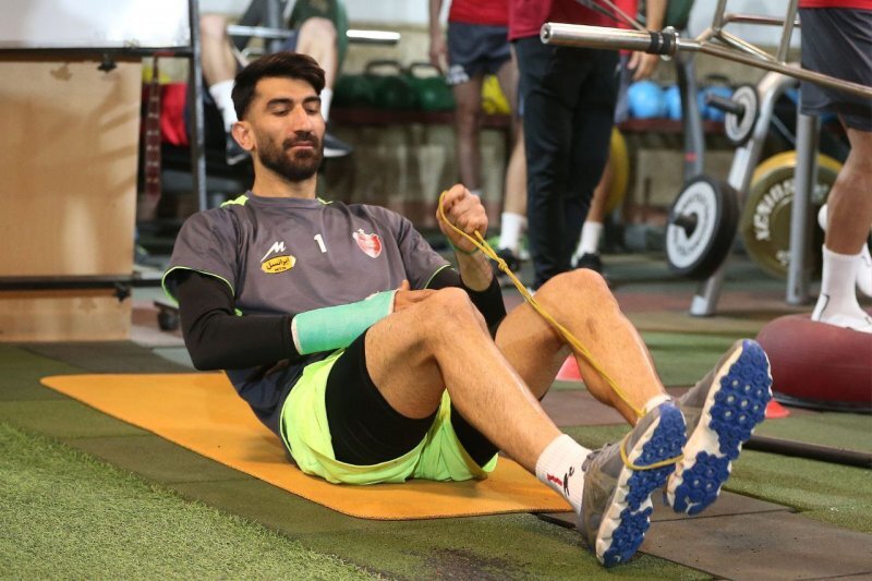 (عکس) بدنسازی بیرانوند با دست گچ گرفته