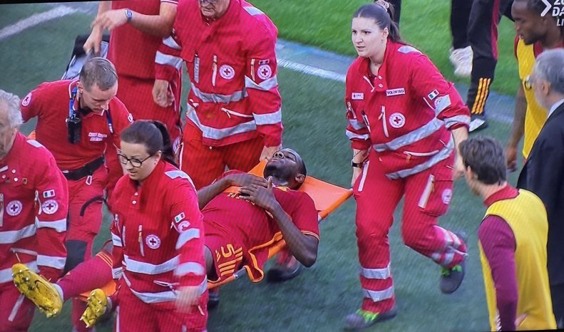 شوک در سری آ؛ همبازی سردار آزمون سکته کرد + عکس شوک در سری آ؛ همبازی سردار آزمون سکته کرد + عکس