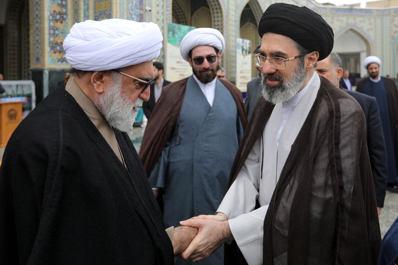 (عکس) تصویری از حضور فرزند رهبر معظم انقلاب در مراسم تشییع پیکر آیت‌الله شیخ حبیب الله احمدی