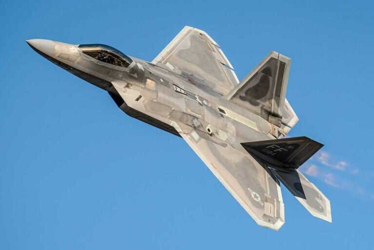 اف-۲۲ آمریکایی بهتر است یا جنگنده جی-۲۰ چین؟
