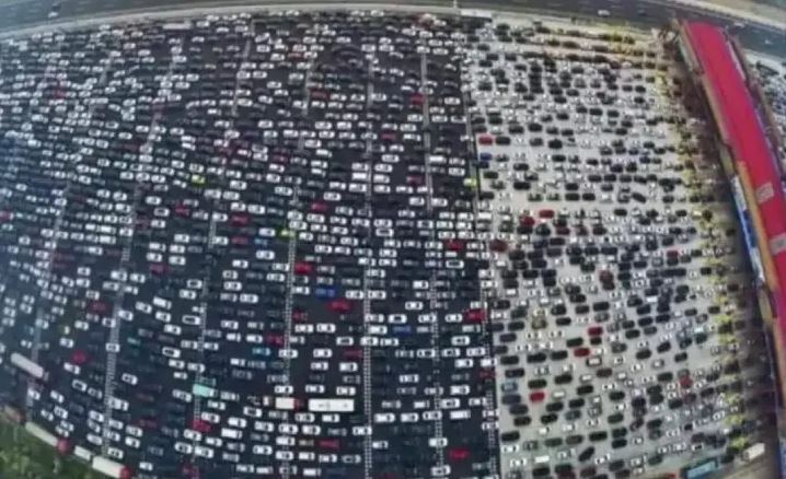 (عکس) بدترین ترافیک تاریخ در چین،؛ ۱۰۰ کیلومتری که بازشدنش ۱۲ روز طول کشید!