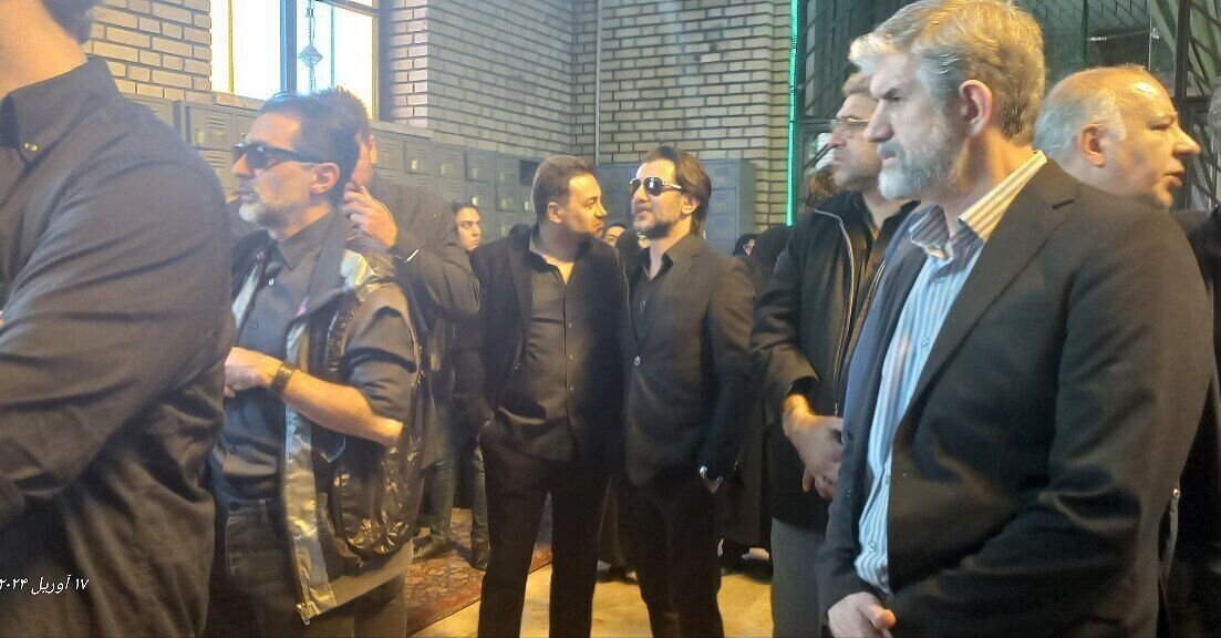 (عکس) امین حیایی و استقلالیها در مراسم تشییع مربی پرسپولیسی (عکس) امین حیایی و استقلالیها در مراسم تشییع مربی پرسپولیسی