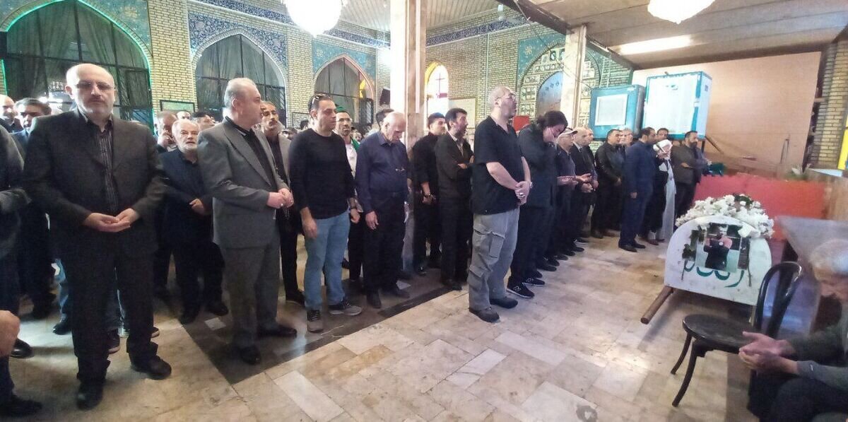 (عکس) امین حیایی و استقلالیها در مراسم تشییع مربی پرسپولیسی (عکس) امین حیایی و استقلالیها در مراسم تشییع مربی پرسپولیسی