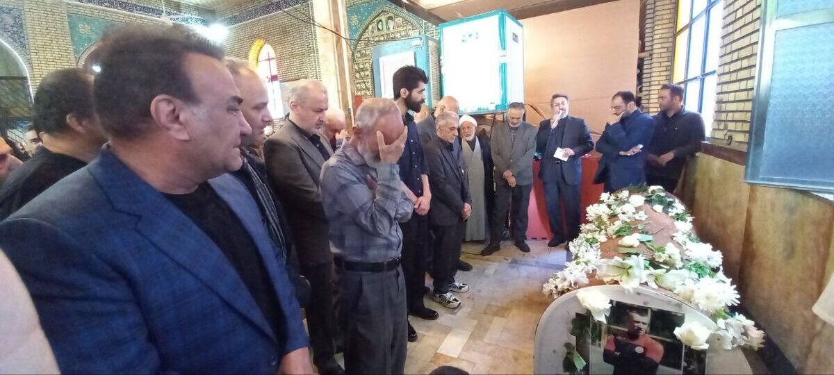 (عکس) امین حیایی و استقلالیها در مراسم تشییع مربی پرسپولیسی (عکس) امین حیایی و استقلالیها در مراسم تشییع مربی پرسپولیسی