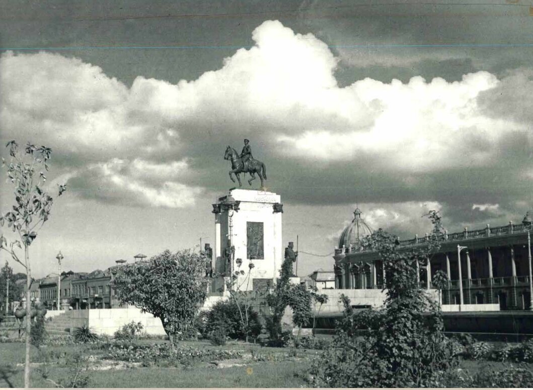 میدان توپخانه ۷۷ سال قبل