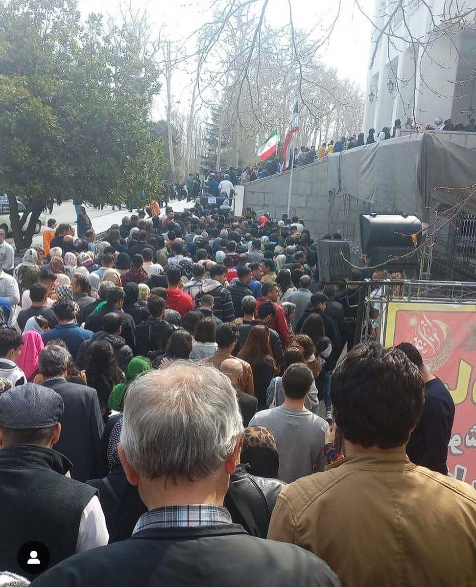 مردم در تهران برای بازدید از کاخ نیاوران