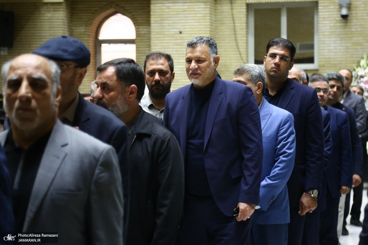 (تصاویر) حضور علی دایی در مراسم ختم همسر سیاستمدار معروف اصلاح‌طلب